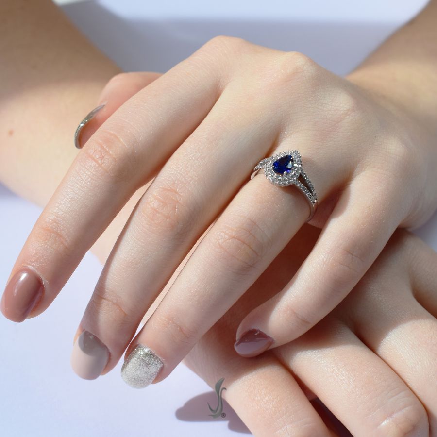 anello con zaffiro goccia e diamanti taglio brillante
