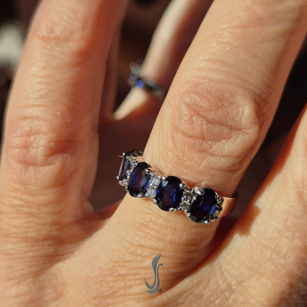 Anello a cinque zaffiri ovali con diamanti su oro bianco 18kt – gioiello luminoso e raffinato firmato Vicari Gioielli