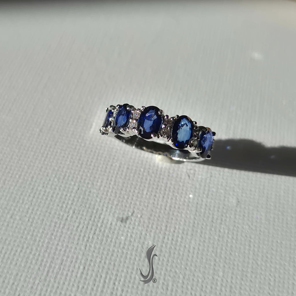 Anello in oro bianco con tre zaffiri centrali e diamanti laterali – incastonatura classica, eleganza senza tempo