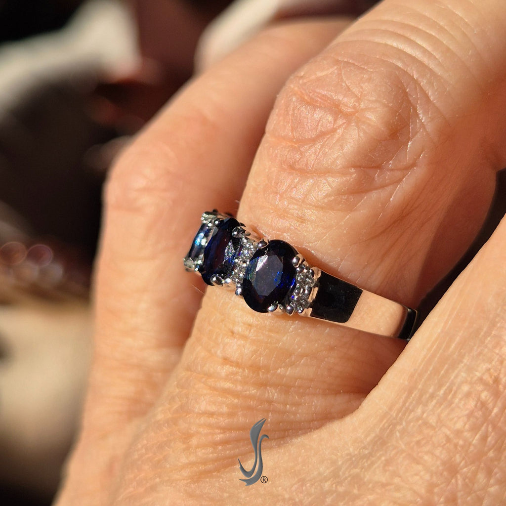 Vista laterale dell’anello con zaffiri blu e diamanti in oro bianco 750‰ – lavorazione artigianale italiana, collezione Vicari