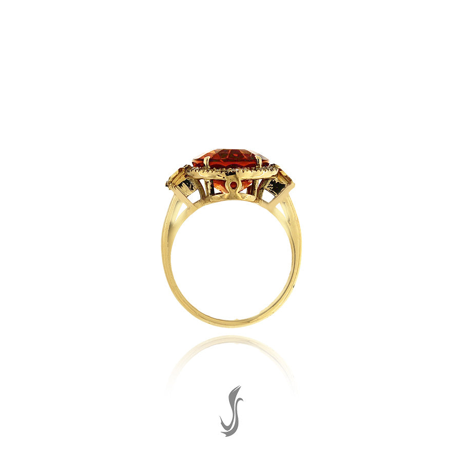 anello in oro, diamanti e topazio