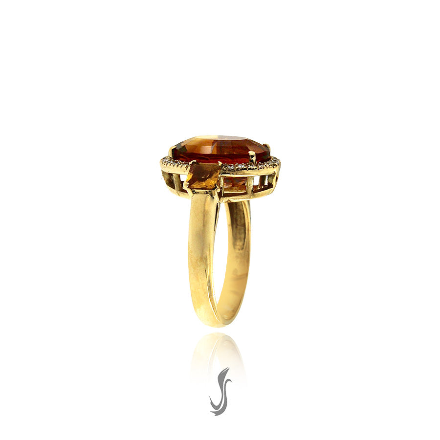 anello in oro, diamanti e topazio