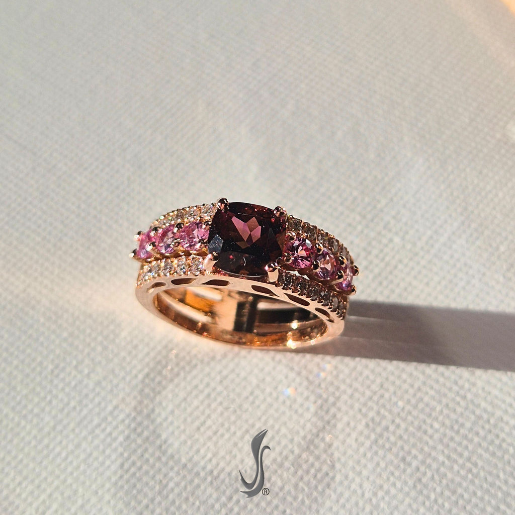 Anello in oro rosa 18kt con granato royal centrale, zaffiri rosa e pavé di diamanti – gioiello artigianale firmato Vicari Gioielli