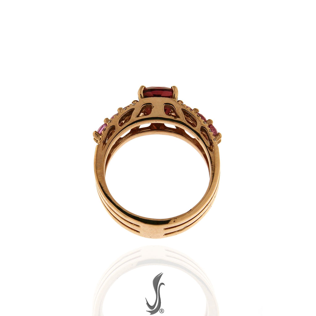 Anello con granato royal, zaffiri rosa e diamanti in oro rosa – luce calda e riflessi preziosi su design artigianale italiano