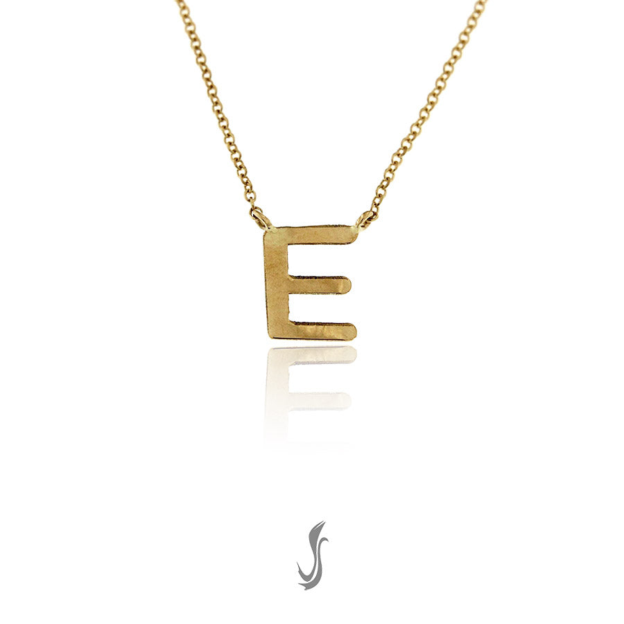 collana con iniziale in oro