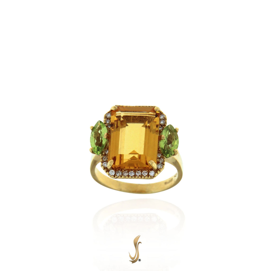 Anello in oro giallo 750° con topazio citrino taglio rettangolare, due peridoti taglio marquise e diamanti taglio brillante. Creazione artigianale Vicari Gioielli, pezzo unico.