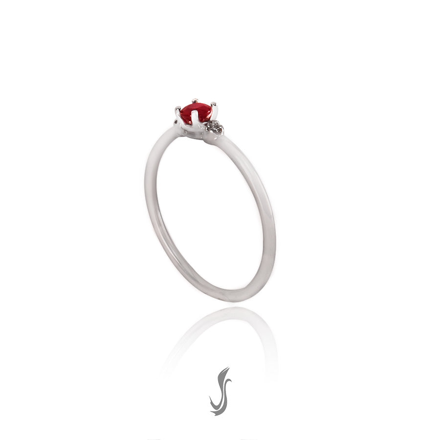 anello in oro bianco con diamanti e un rubino taglio brillante