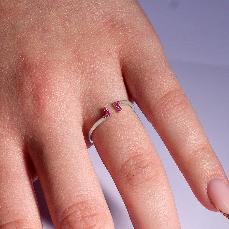 anello in oro bianco con piccoli zaffiri rosa
