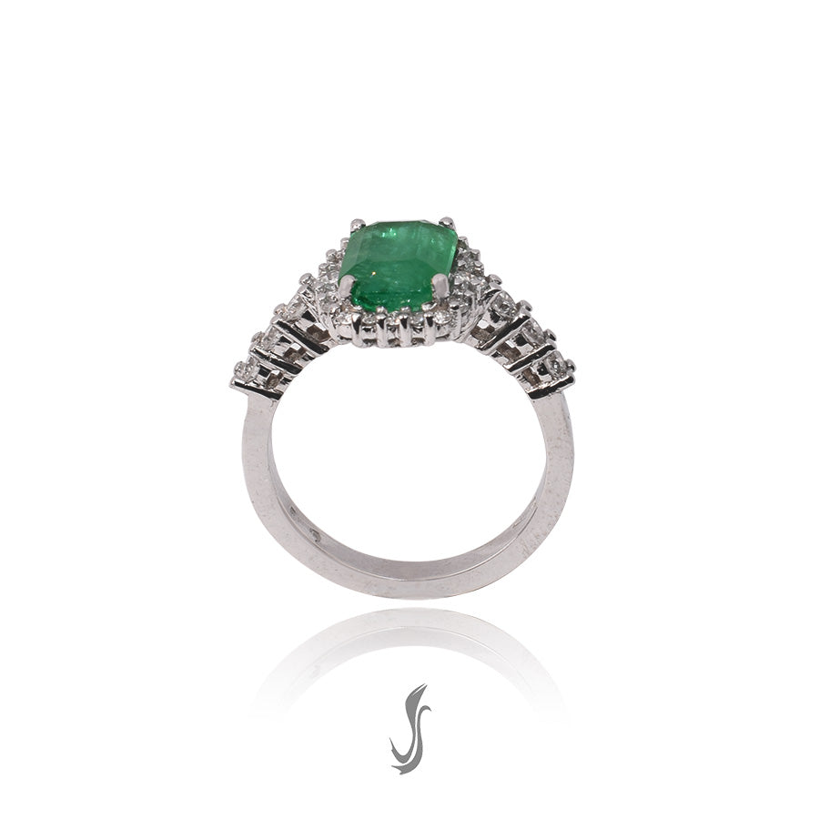 anello in oro bianco con smeraldo e diamanti