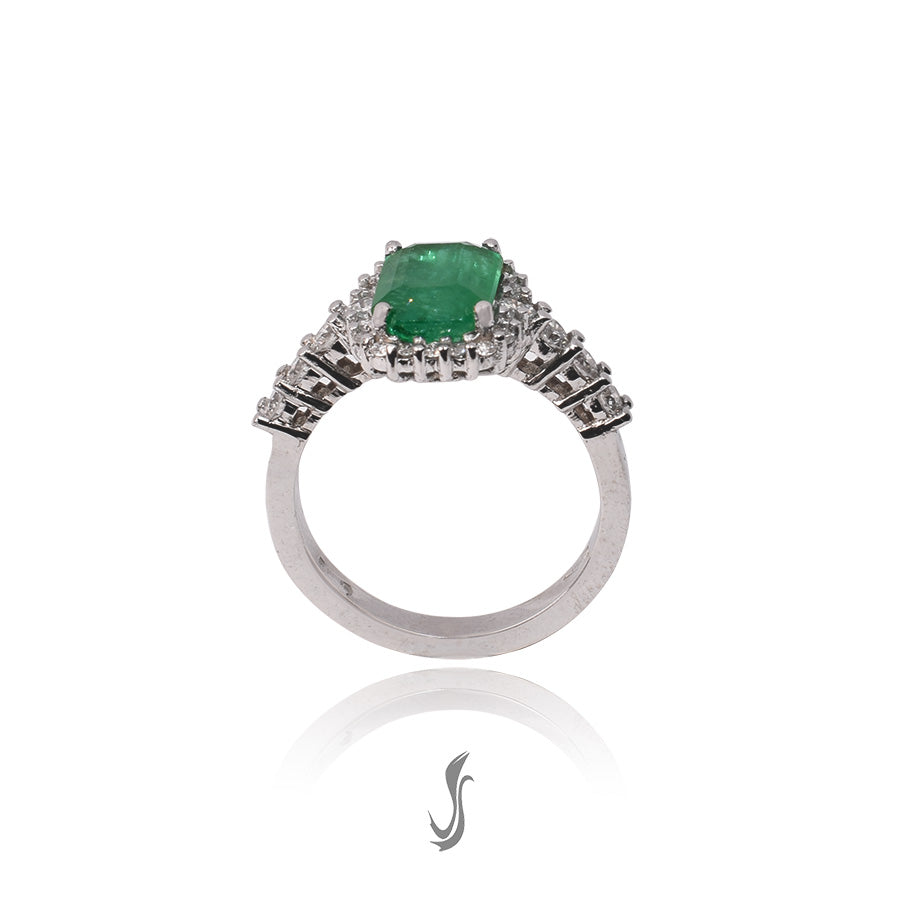 anello in oro bianco con smeraldo e diamanti taglio brillante