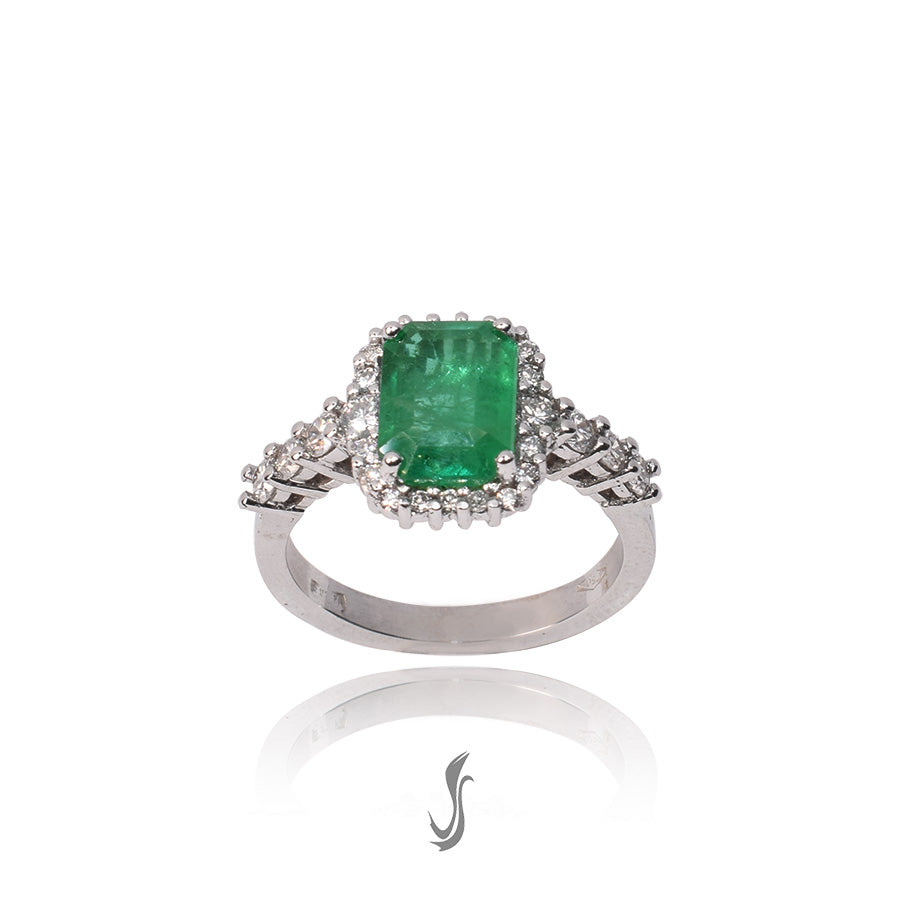 anello in oro bianco con smeraldo e diamanti