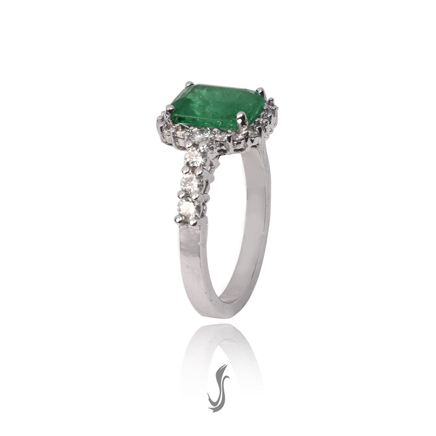 anello in oro bianco con smeraldo e diamanti