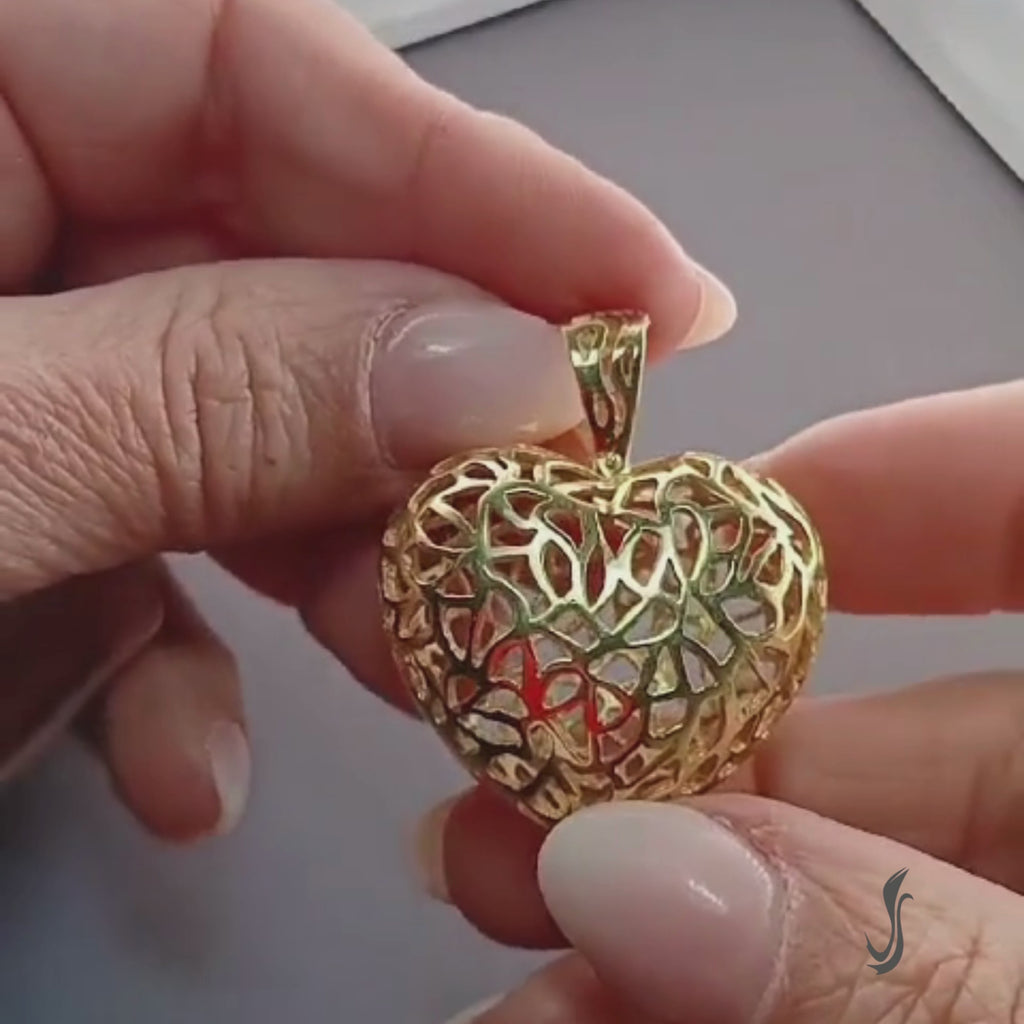 Ciondolo in argento 925 traforato a forma di cuore, mostrato in rotazione per evidenziare la lucentezza della finitura e la precisione del lavoro artigianale Vicari Gioielli.