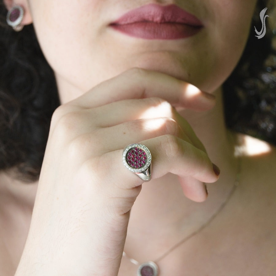 anello in oro bianco con rubini e diamanti