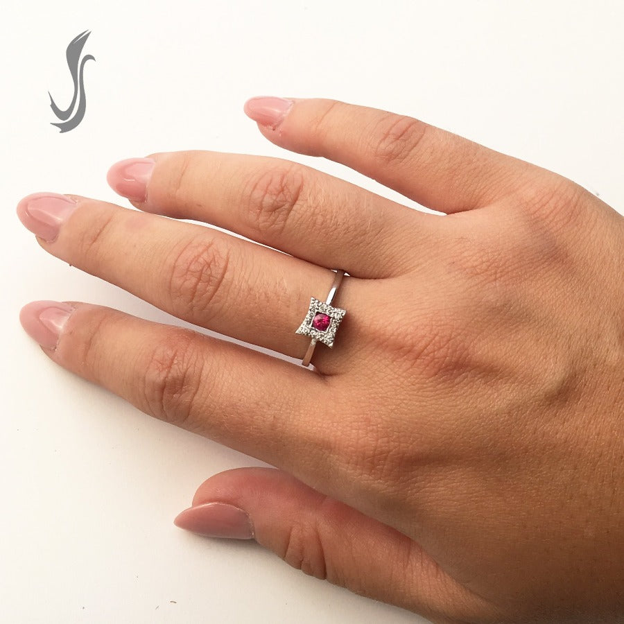 anello shanghai in oro 750°°° diamanti e rubino