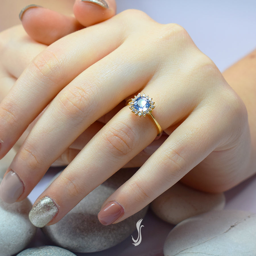 anello con zaffiro taglio cuscino e diamanti