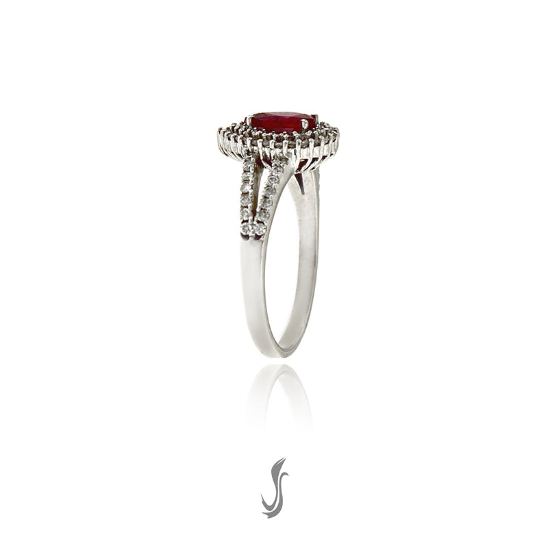 anello con rubino goccia e diamanti taglio brillante