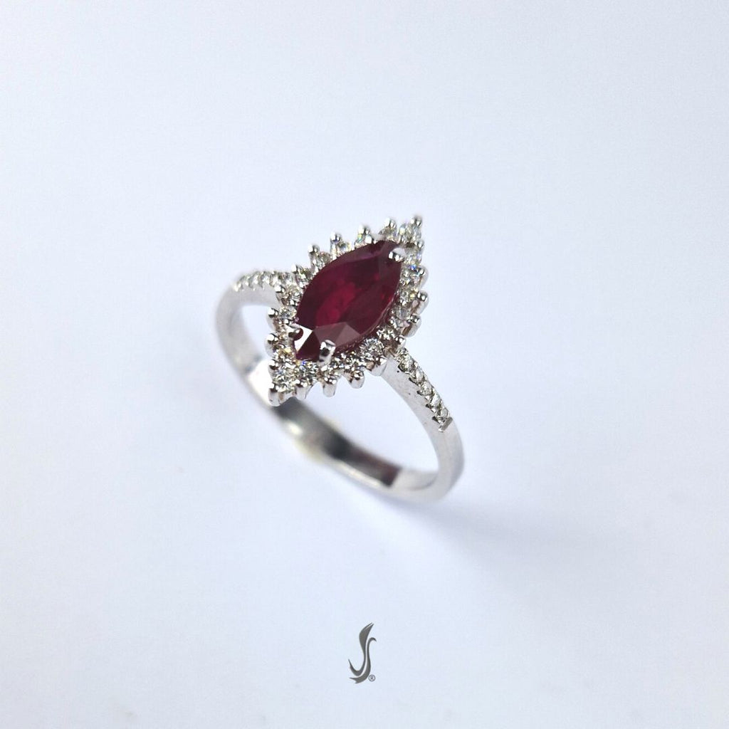 anello con rubino taglio navette, diamanti e oro 750°°°
