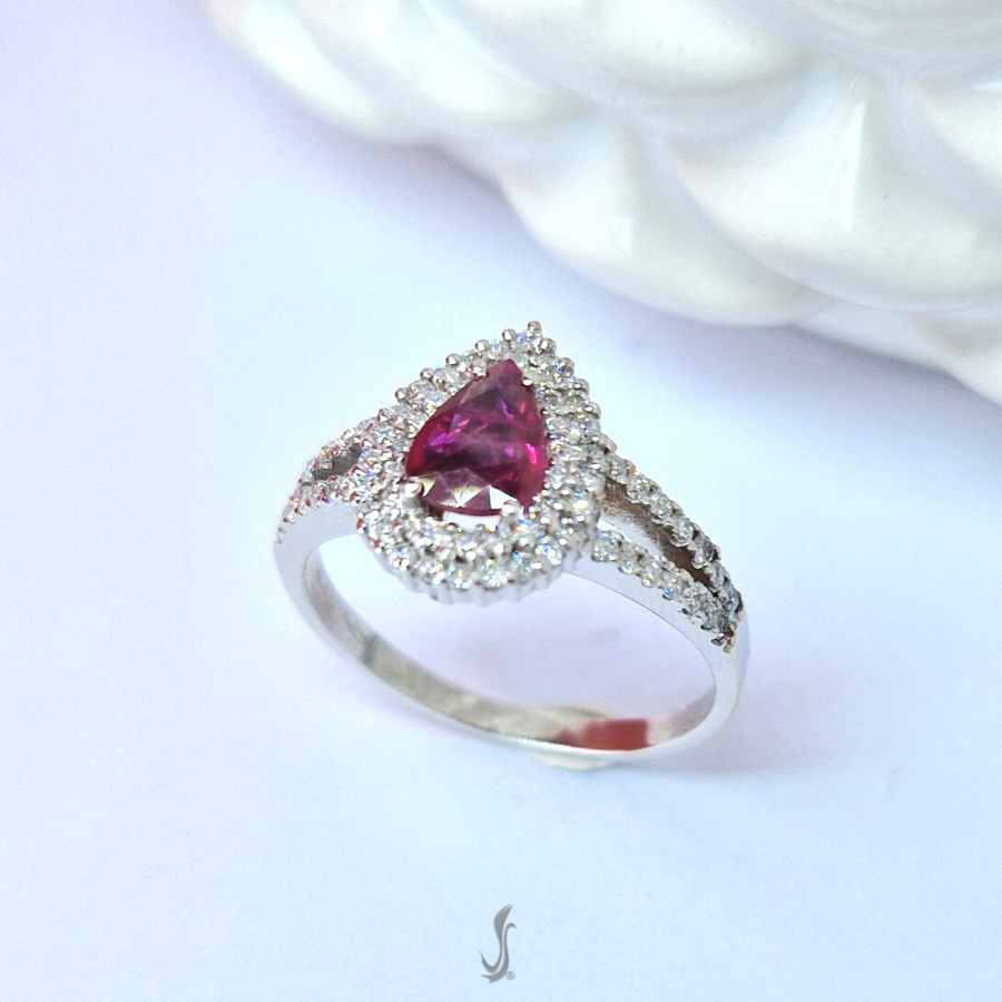 anello con rubino goccia e diamanti taglio brillante