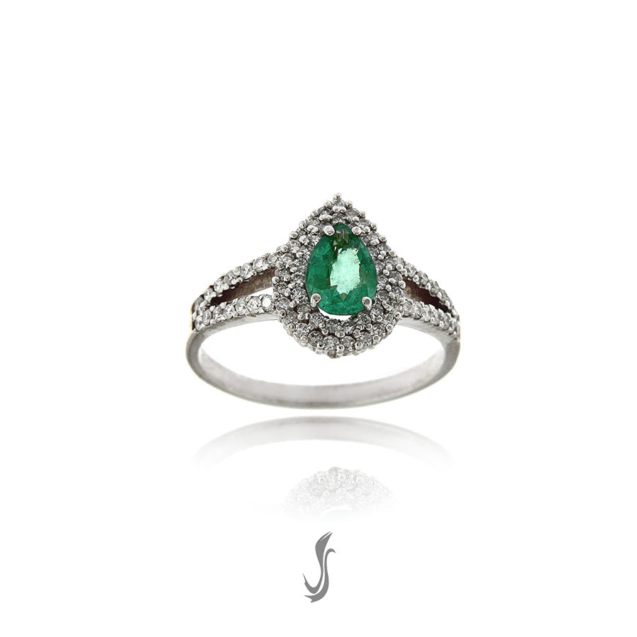 anello con smeraldo goccia e diamanti taglio brillante
