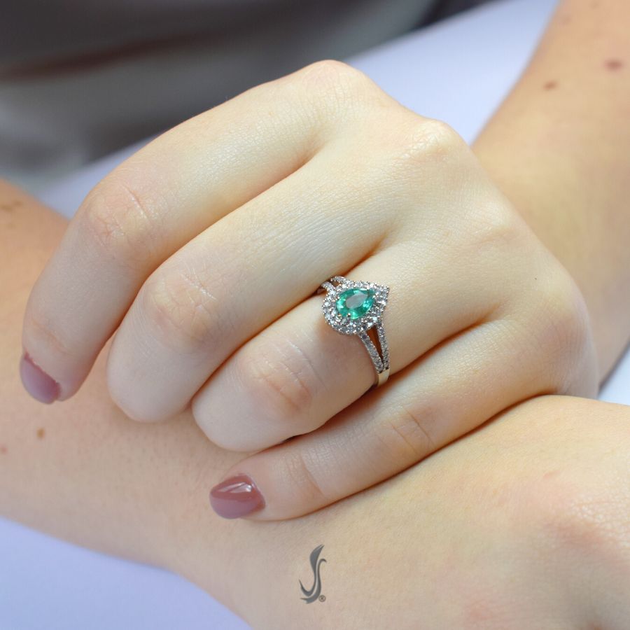 anello con smeraldo goccia e diamanti taglio brillante