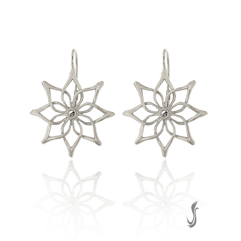 orecchini argento bianco decorati con fiori