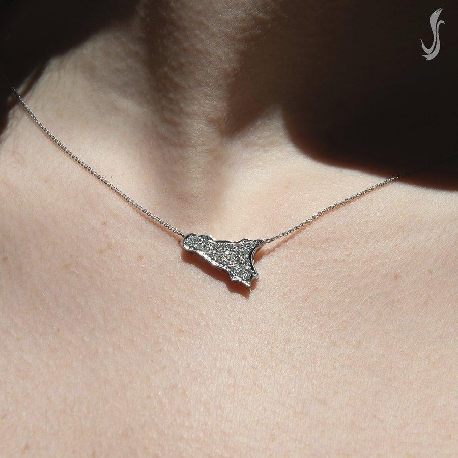 Girocollo Sicilia indossato, oro bianco con diamanti – collana sottile con significato simbolico, made in Italy