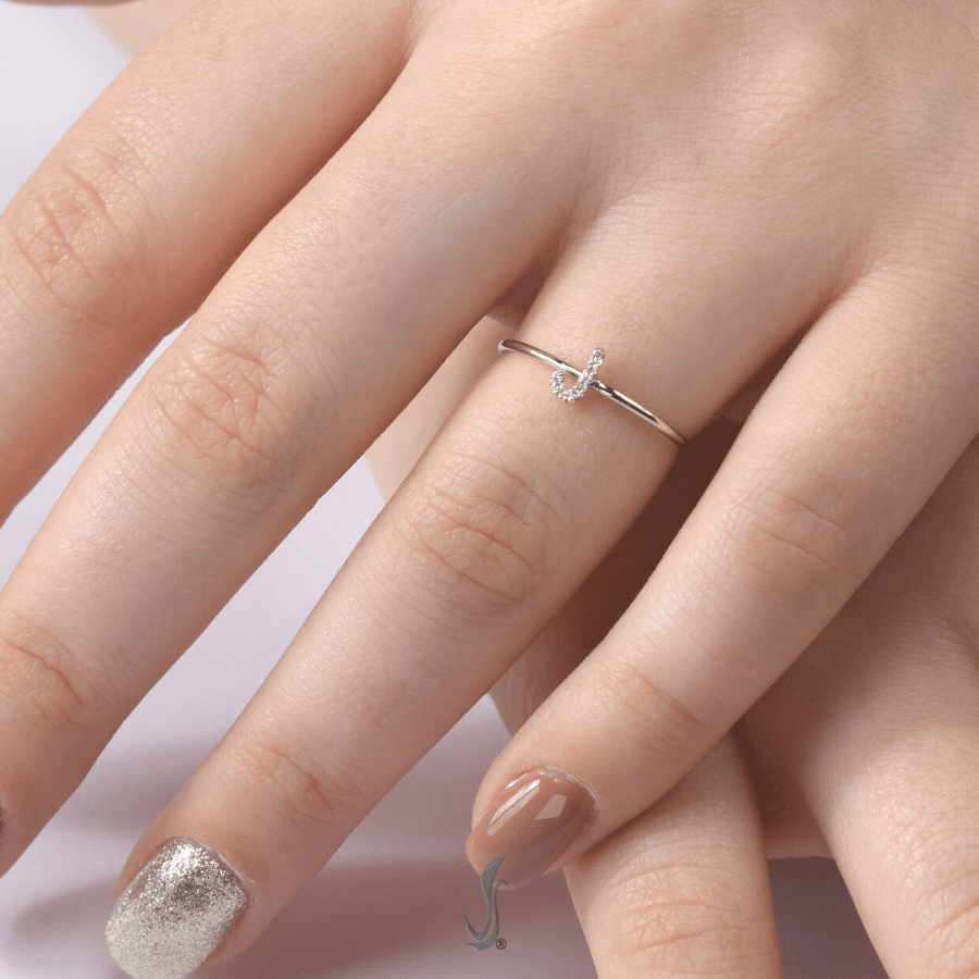 anello con lettera J mini in oro e diamanti