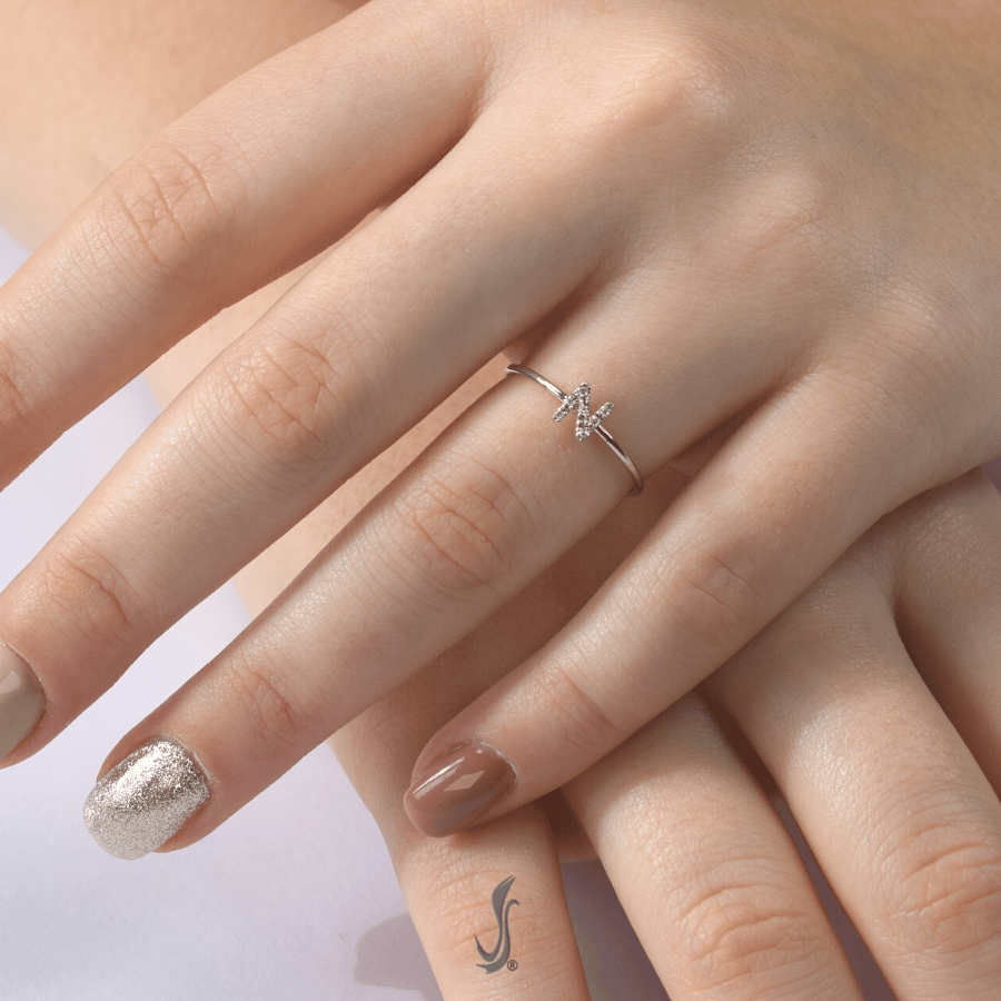 Anello con lettera N Iniziale del nome in oro e diamanti