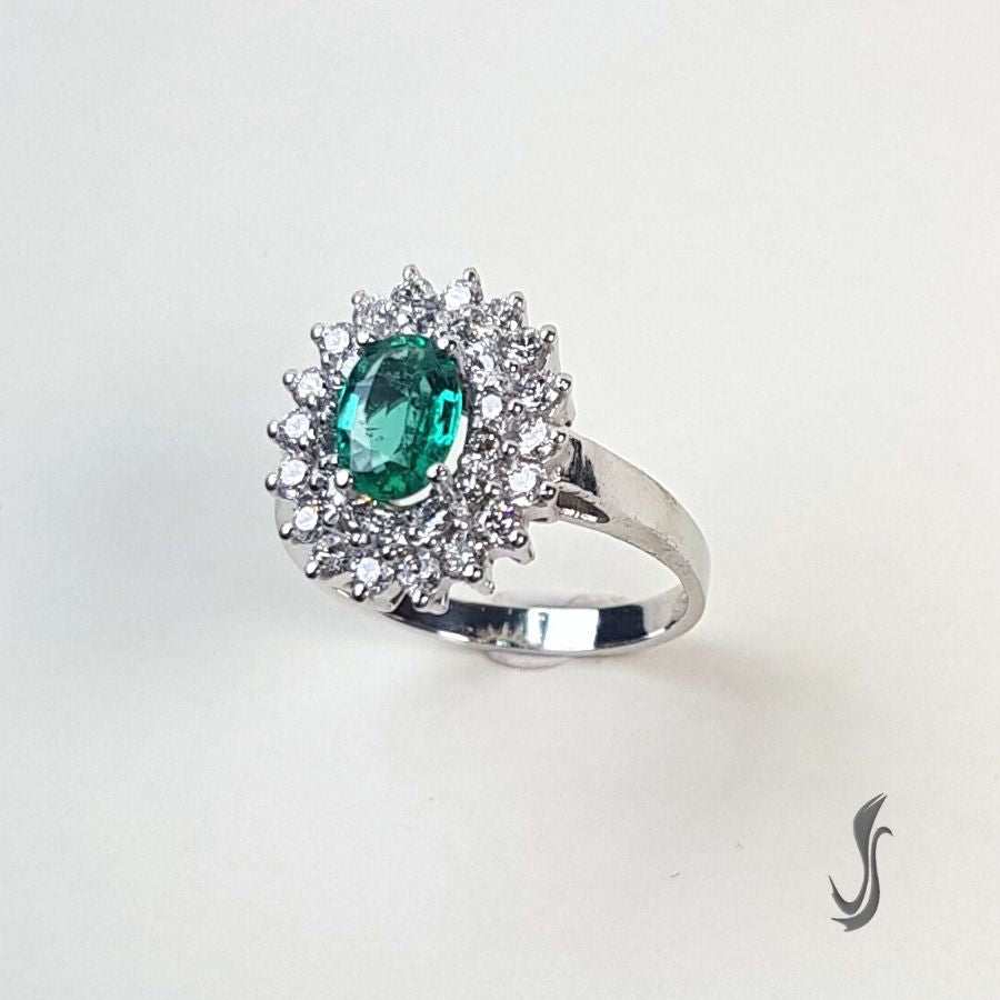 Gioiello artigianale con smeraldo verde intenso e diamanti su montatura in oro bianco – anello elegante fatto a mano in Italia