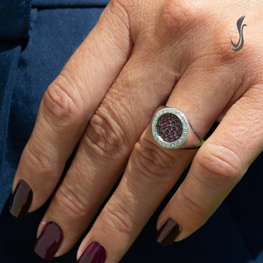 anello in oro bianco con rubini e diamanti