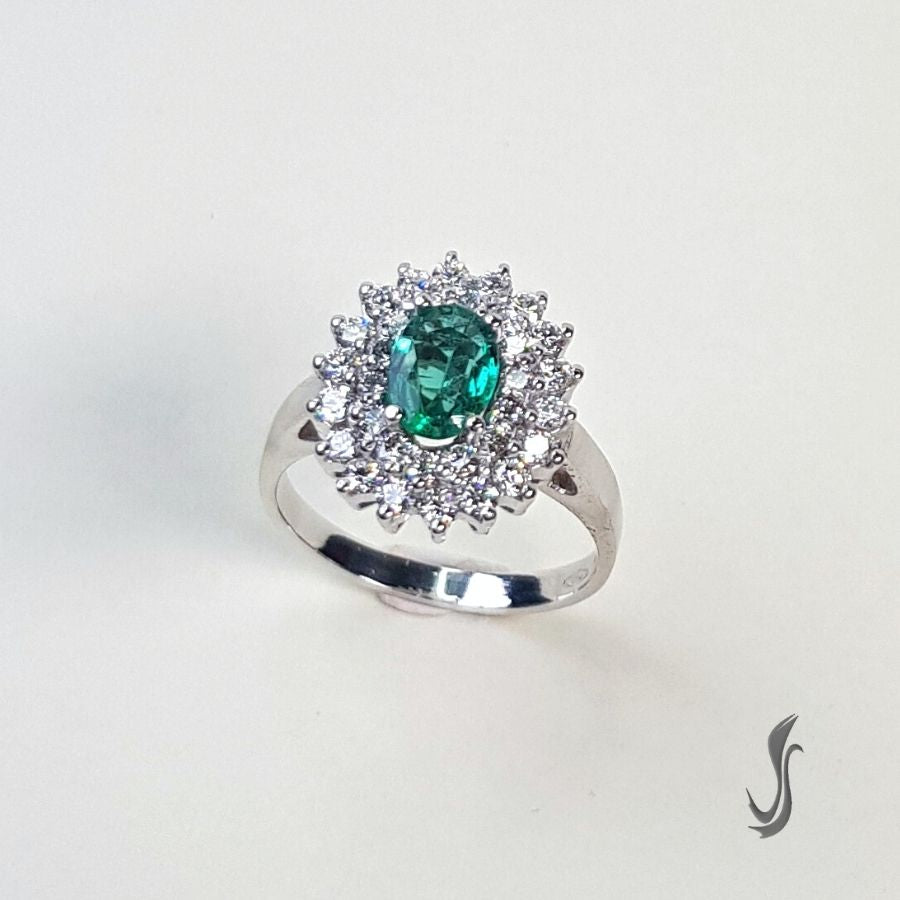 Anello in oro bianco 18kt con smeraldo ovale da 0,58 ct e doppio giro di diamanti brillanti – pezzo unico Vicari Gioielli