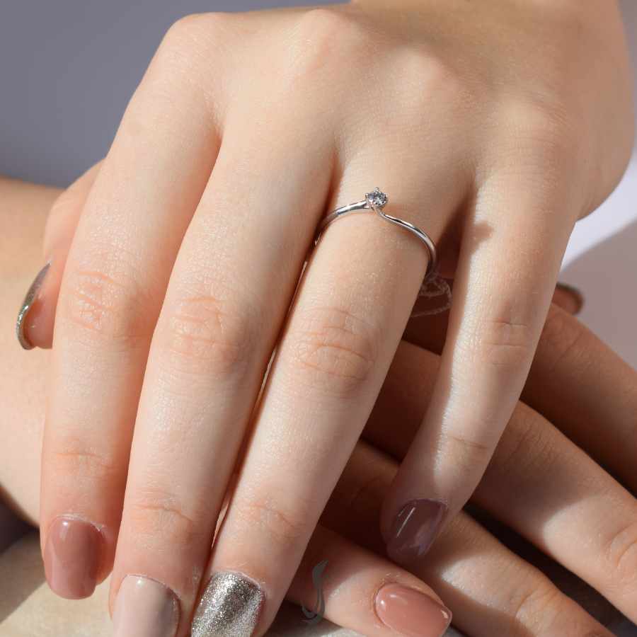 anello solitario in oro 750°°° e diamante