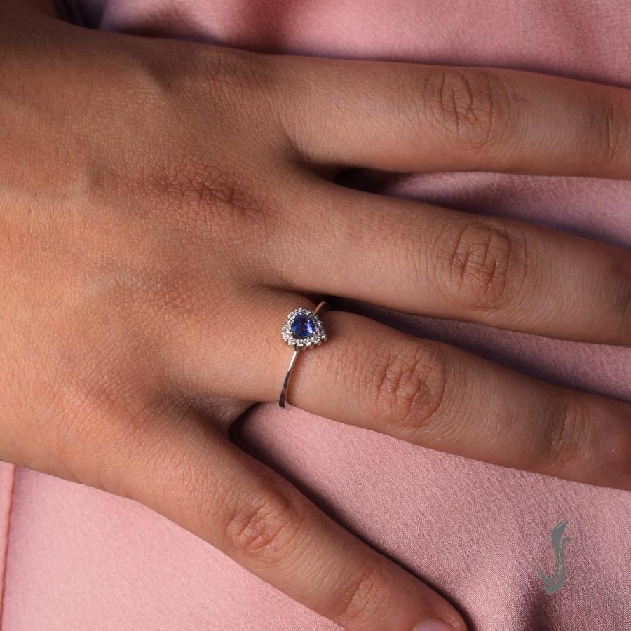 anello con zaffiro blu taglio cuore