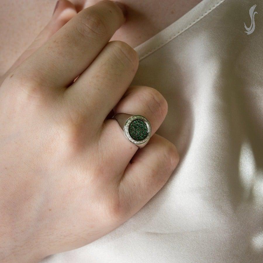Anello oro bianco con smeraldi e diamanti
