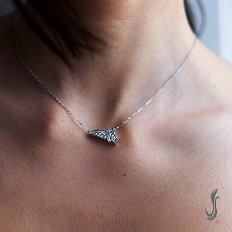 Girocollo in oro bianco con ciondolo Sicilia e diamanti – collana sottile artigianale Vicari Gioielli indossata